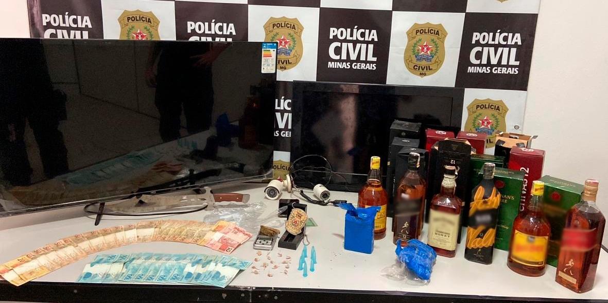 Durante as buscas, os policiais localizaram grande quantidade de droga (entre maconha, crack e cocaína), balança, facão para fracionamento do entorpecente e 18 garrafas de whisky falsificado (Divulgação/Polícia Civil)