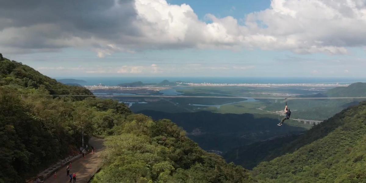 A nova Tirolesa Voo da Serra tem 500m de extensão, levando os aventureiros de São Bernardo do Campo à Cubatão em cerca de 60 segundos (Divulgação)