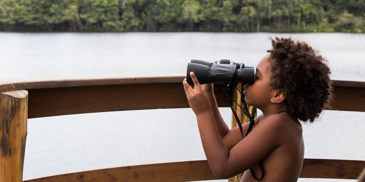 Localizado às margens do Rio Negro e em frente ao Parque Nacional de Anavilhanas, o Mirante do Gavião Amazon Lodge abriga treze espaçosos bangalôs erguidos em madeira de lei que remetem a forma de barcos invertidos (Divulgação)