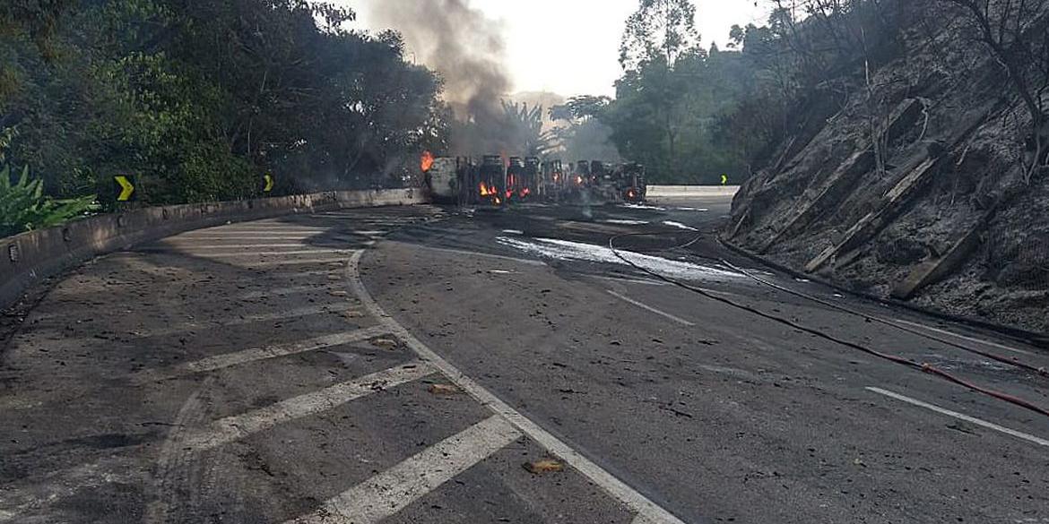 O acidente com o caminhão-tanque na rodovia BR-040, no Rio de Janeiro, causou um enorme incêndio e bloqueio da via (PRF / Divulgação)