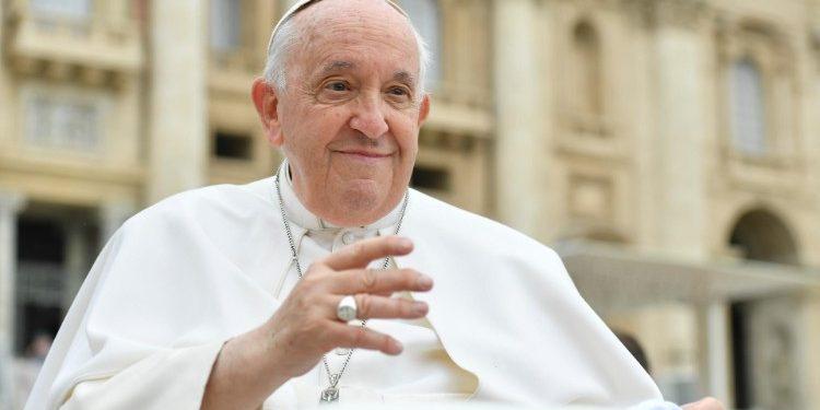 'Sinto todo o carinho e a proximidade de vocês. Me sinto como que carregado por todo o povo de Deus', disse o papa Francisco (Vatican News/Divulgação)