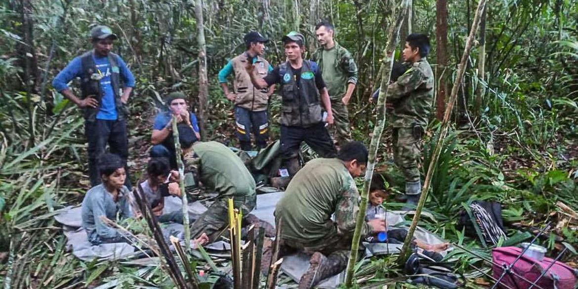 Após um acidente aéreo, quatro irmãos passaram 40 dias em uma área da floresta amazônica na Colômbia (Fuerzas Militares de Colombia / Divulgação)