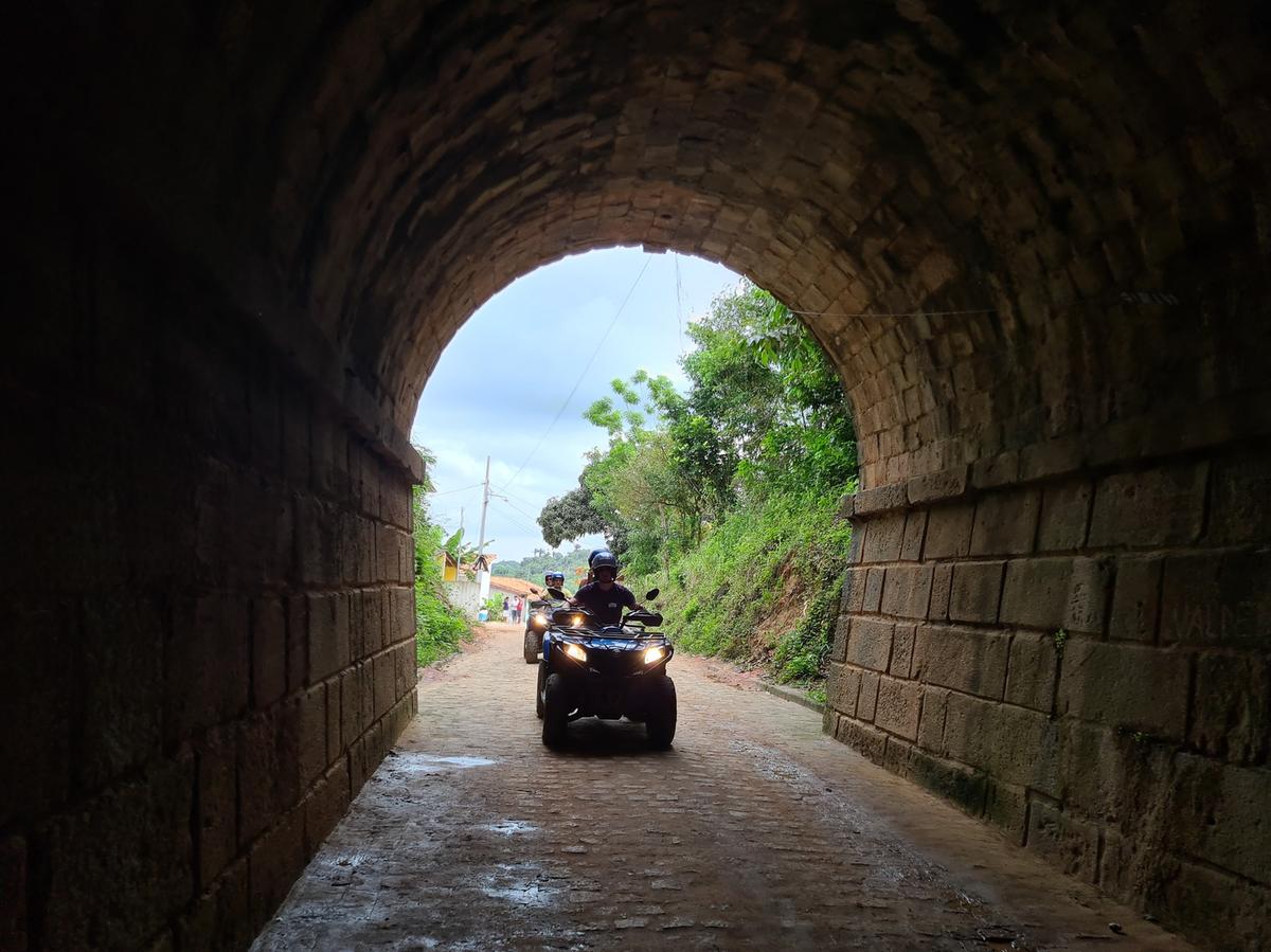 Inclua no seu roteiro a visita ao Túnel da Viração. Ele foi escavado pelos ingleses nas rochas da montanha como parte da ferrovia que levaria o trem até a Estação Ferroviária de Bananeiras (Divulgação)