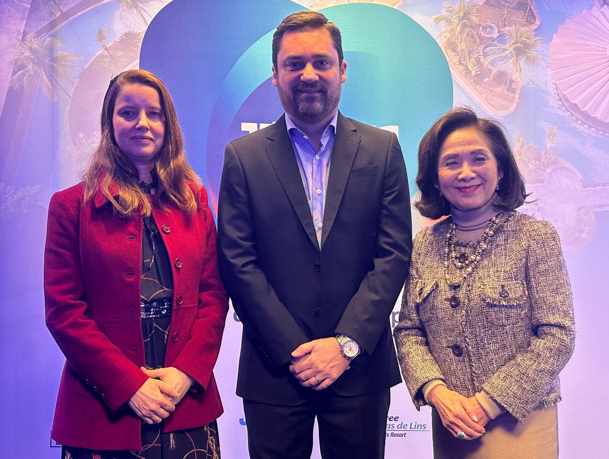 Rúbia Bertin, proprietária do Blue Tree Thermas de Lins; João Pandolfi, prefeito de Lins, e Chieko Aoki, presidente da Blue Tree Hotels (Divulgação)