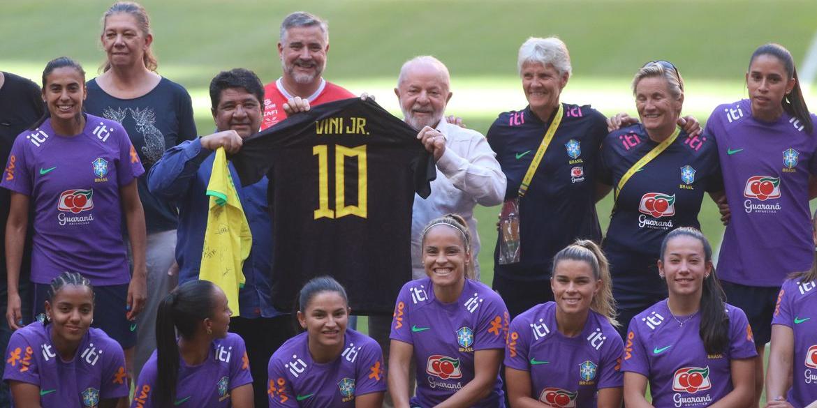 Presidente esteve no treino da seleção brasileira feminina (Valter Campanato / Agência Brasil)