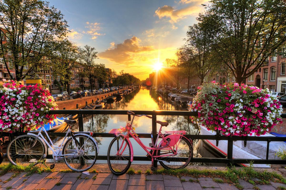 Amsterdam (Shutterstock)