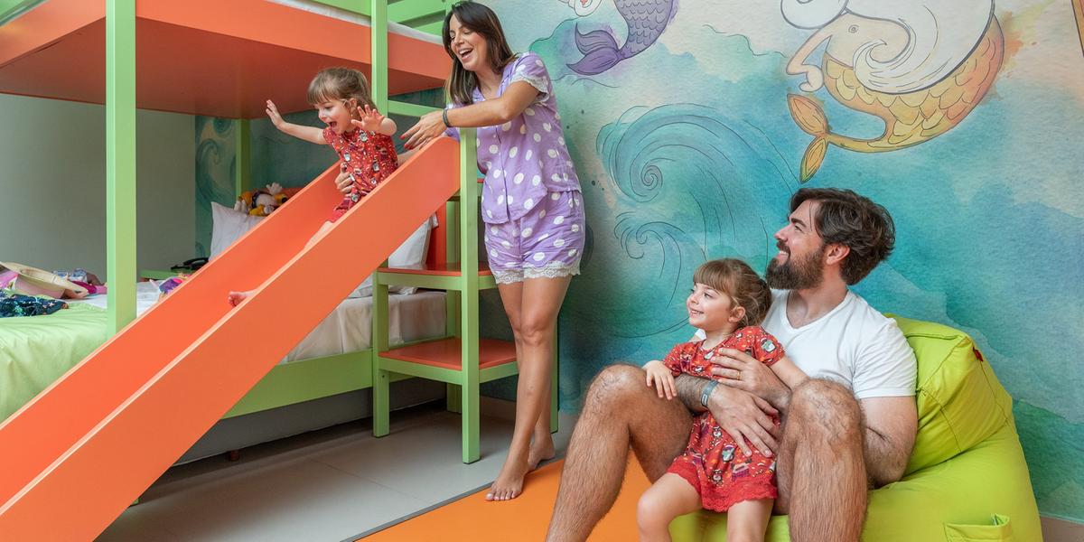 A decoração conta com as mascotes da rede e mobiliário infantil, que trazem uma atmosfera divertida para toda a família (Divulgação)