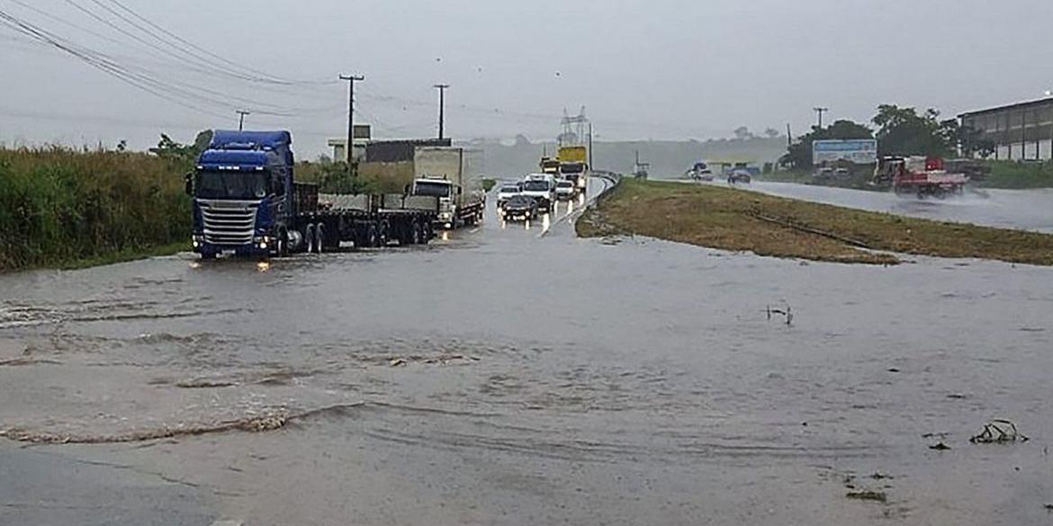 BRs têm diversos pontos com alagamentos em Pernambuco (PRF/Divulgação)