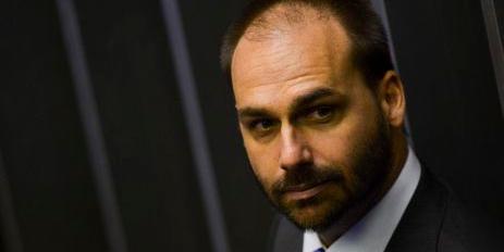 Em ato pró-armas, deputado Eduardo Bolsonaro comparou "professores doutrinadores" a traficantes de drogas (Marcelo Camargo/Agência Brasil)