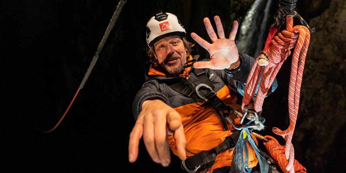 A empresa acaba de apresentar duas atrações inéditas no país: o Salto de Pêndulo e a Tirolesa de Bike à noite, junto a um dos cartões-postais do Estado, a Cascata do Avencal, em Urubici (Divulgação)