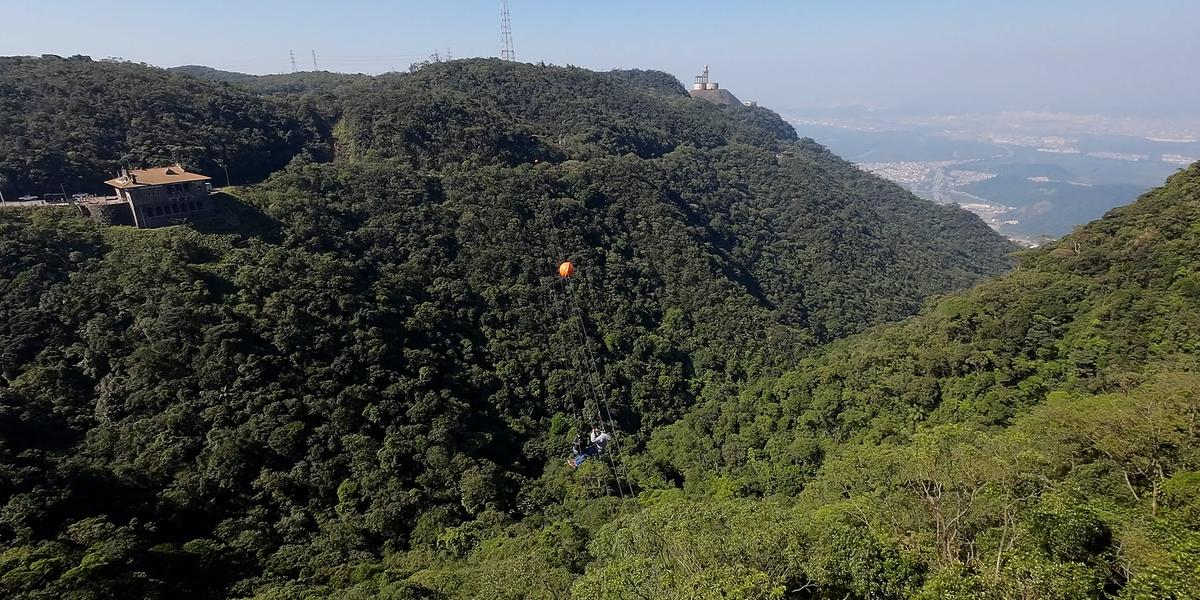 A tirolesa Voo da Serra percorre 500m em cerca de 60 segundos, a 110m de altura, e leva os passageiros de São Bernardo do Campo a Cubatão – sem precisar fazer conexão de voo. (Divulgação)