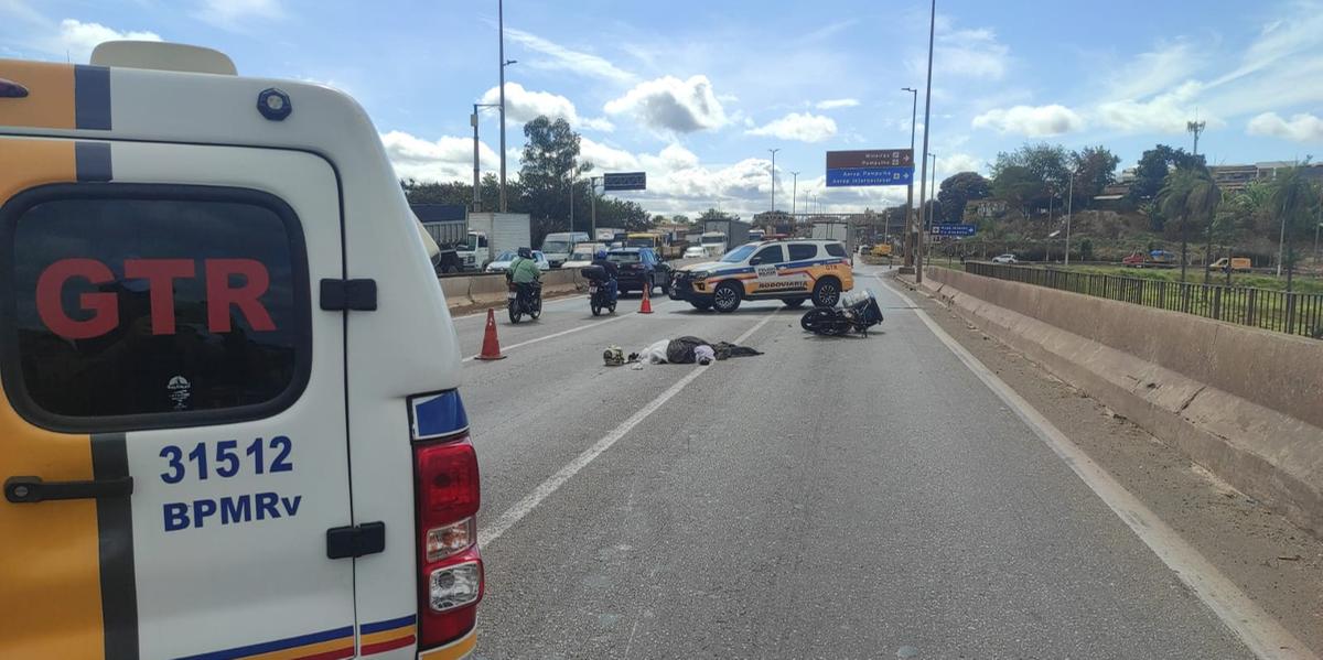 Atropelamento no Anel: motorista do caminhão não conseguiu parar e acabou passando por cima do motociclista (Divulgação/Polícia Rodoviária de MG)