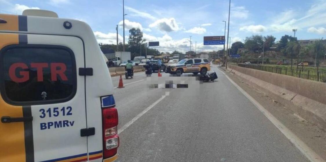 O motorista do caminhão não conseguiu parar e acabou atropelando o motociclista (Divulgação/Polícia Rodoviária de MG)