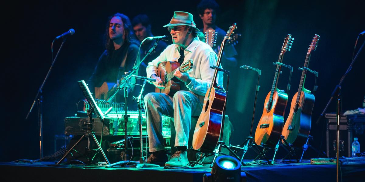 Considerado um dos maiores violeiros do Brasil, Almir Satter vai cantar músicas como “Tem do Pantanal”, “Chalana”, “Tocando em Frente e “Quando um Violeiro Toca” (Enan Correa)