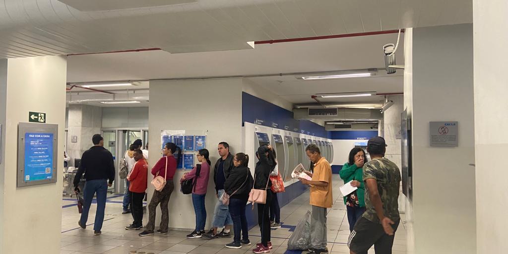 Fila na agência da Caixa na rua Tupinambás, centro de BH, na manhã desta sexta (Fernando Michel / Hoje em Dia)