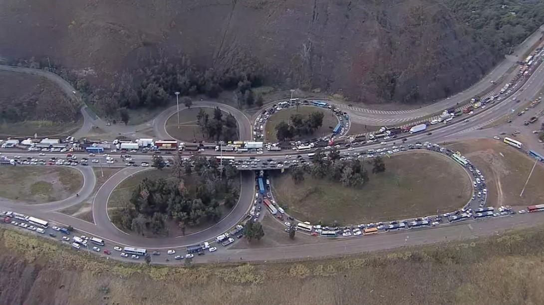 Imagens aéreas exibidas pela TV Globo mostram o congestionamento causado pelo acidente&nbsp;