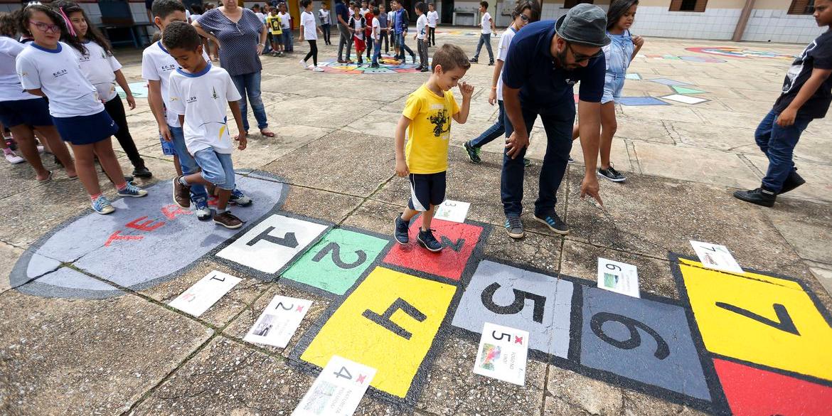 Modalidade de ensino prevê jornada igual ou superior a 7 horas diárias (Marcelo Camargo/Agência Brasil)