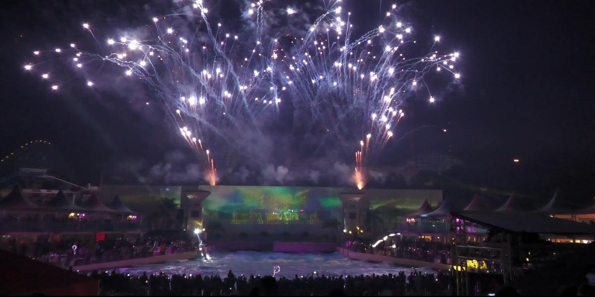 Visitantes de todas as idades se surpreendem com o espetáculo de luzes das "Férias Iluminadas" (Divulgação / Wet´n Wild)