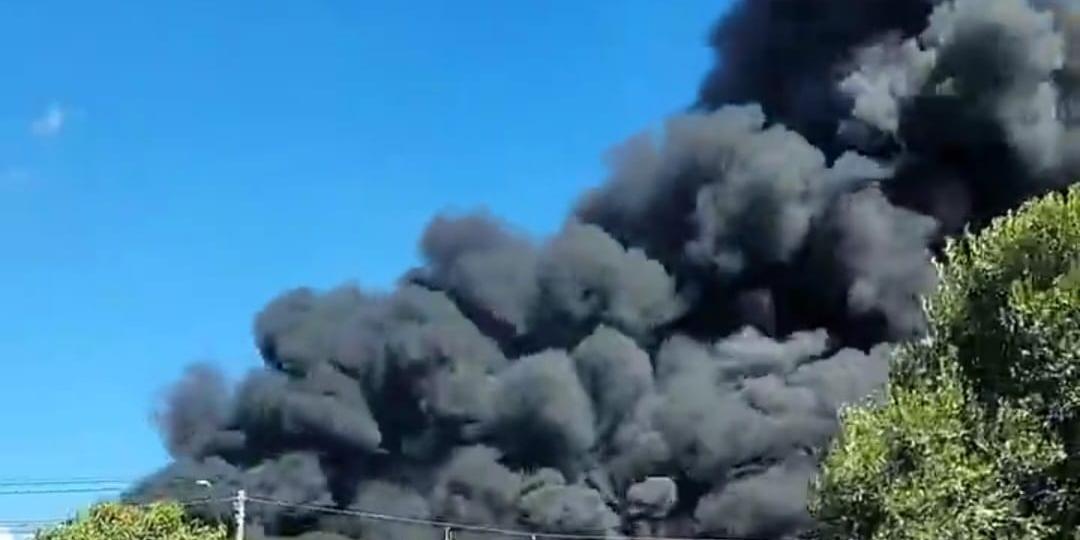 De acordo com o histórico da chamada, trata-se de incêndio em dormentes de madeira na Estação Imbiruçu (Divulgação/CBMMG)