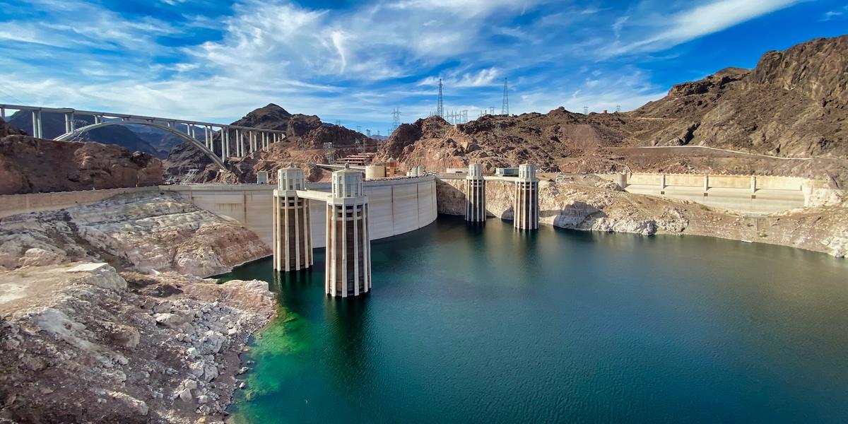 A imponente Hoover Dam, localizada na fronteira entre Nevada e Arizona, é uma das maiores e mais importantes represas dos Estados Unidos (Ryan Thorpe via Unsplash)