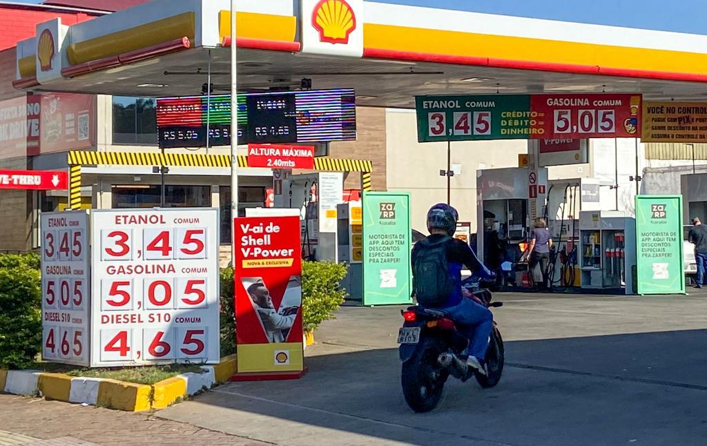 Em postos de cobunstíveis na avenida Teresa Cristina, na região Oeste da cidade, o etanol segue sendo mais vantajoso que a gasolina (Fernando Michel / Hoje em Dia)