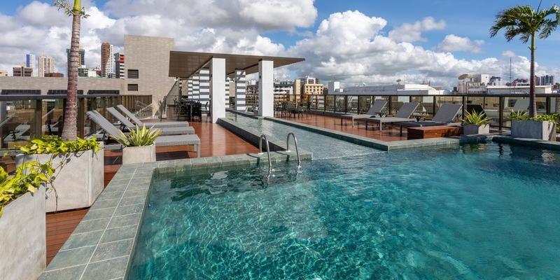 Inaugurado em junho, hotel se destaca por seu rooftop com piscina de borda infinita e vista para o mar das praias de Manaíra e Bessa. (Divulgação / Slaviero Hotéis.)