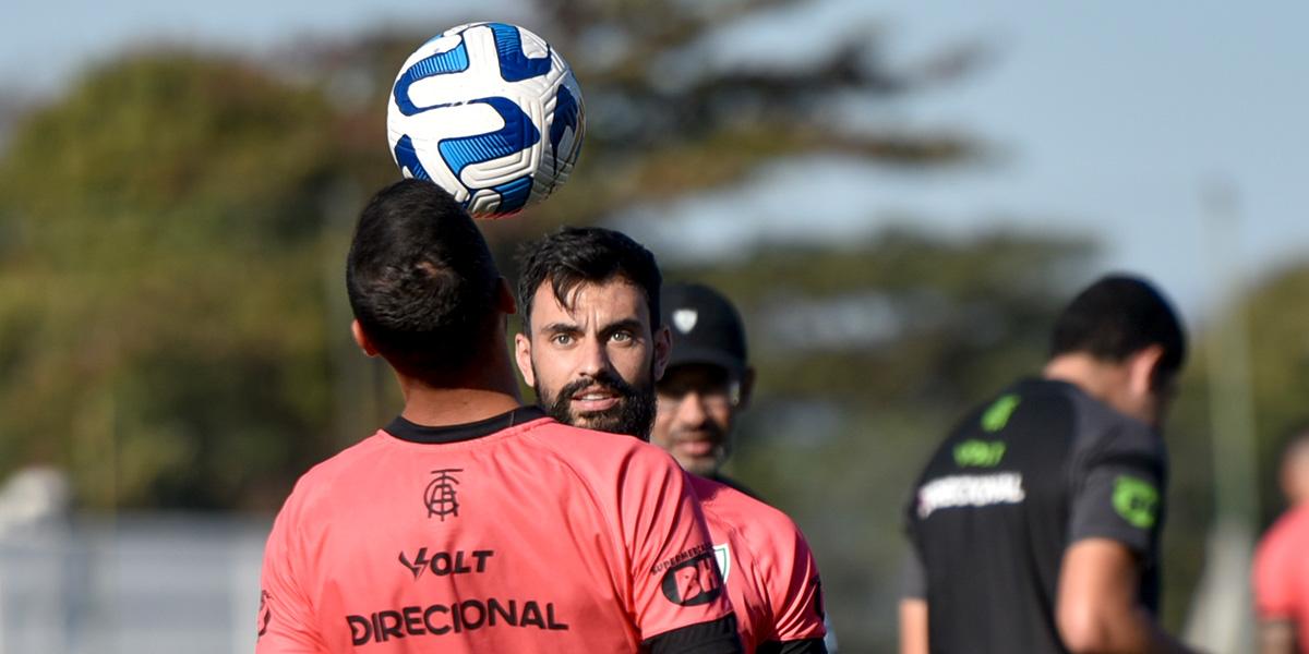 Mancini prepara a técnica e o emocional dos atletas para jogo da Sula (Mourão Panda / América)