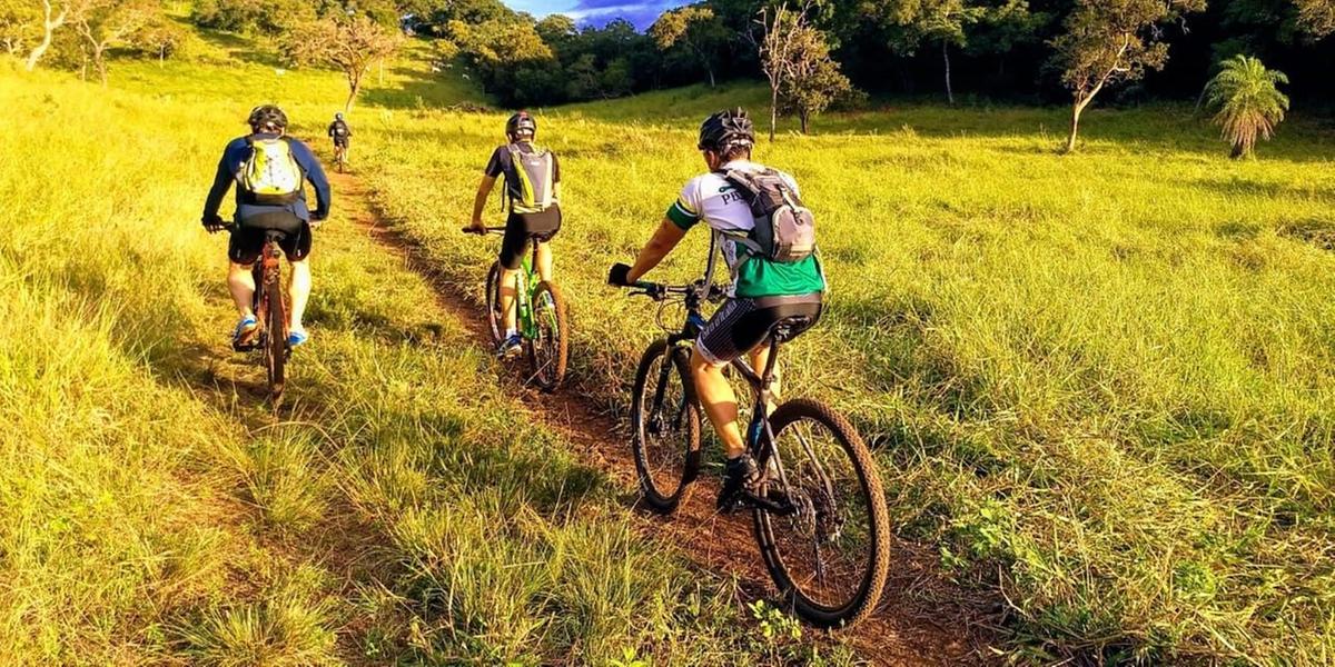 Um passeio de bike em Bonito é uma excelente maneira de conectar-se com a natureza, conhecer a cultura local e criar memórias inesquecíveis (Rota Aventura / divulgação)