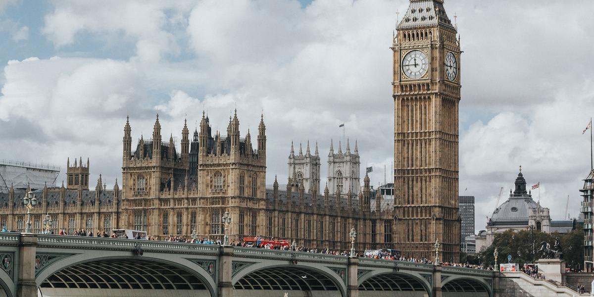 O sino Big Ben soou em 11 de julho de 1859 pela primeira vez e soa  cada hora exata marcada pelo relógio oficial de Londres (Mar cin Nowak via Unsplash)