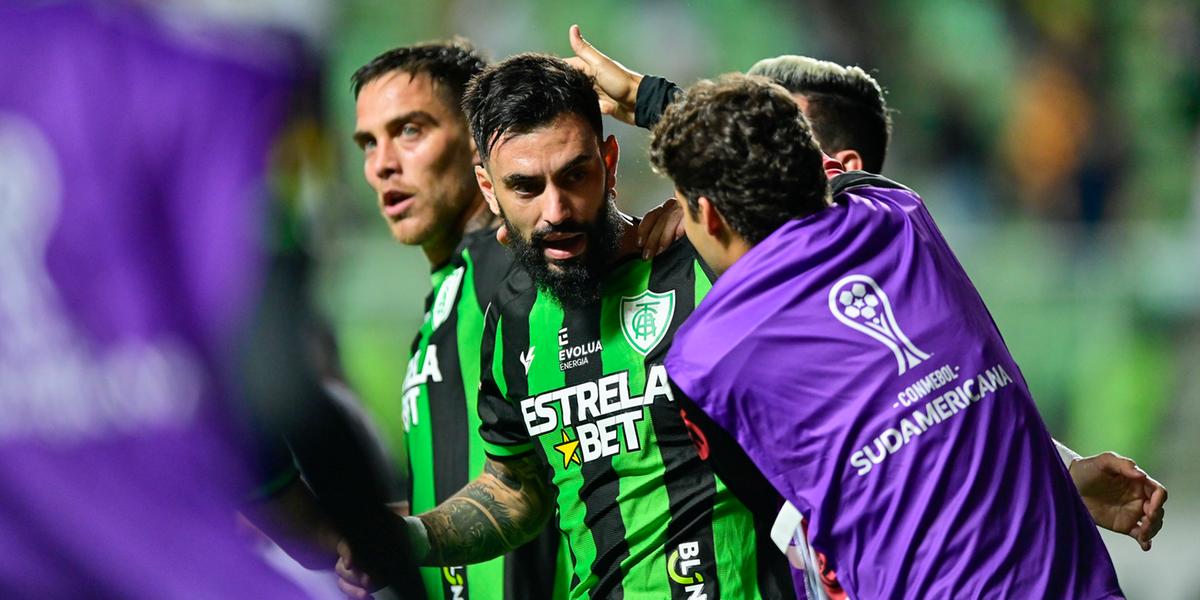 Artilheiro marca gol de empate e deixa o Coelho a uma vitória das quartas de final da Sul-Americana (Mourão Panda / América)