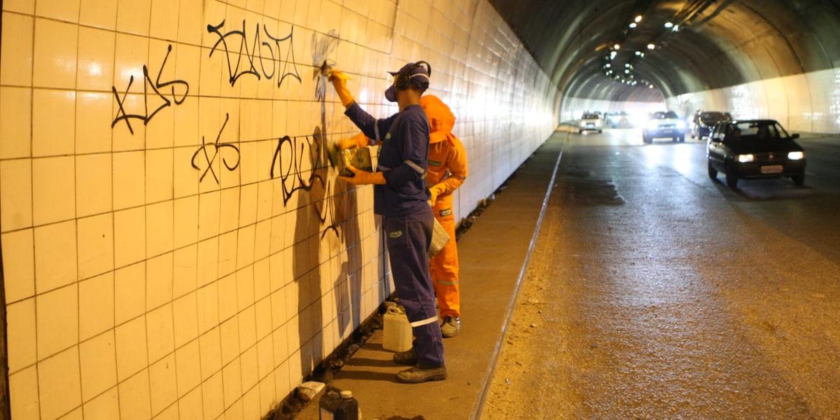 Limpeza do viaduto da Lagoinha foi iniciada nessa sexta (Maurício Vieira / Hoje em Dia)