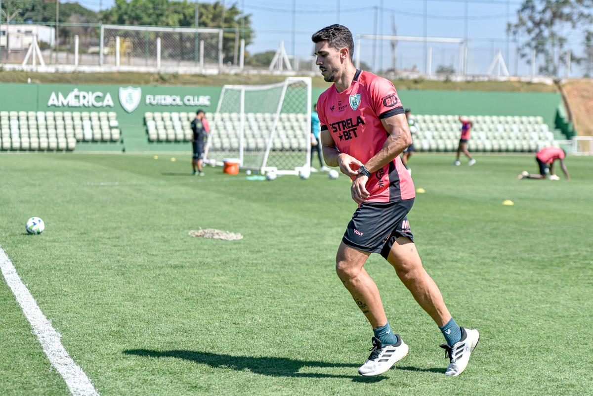 Avelar inicia atividades físicas em campo após lesão (Mourão Panda / América)