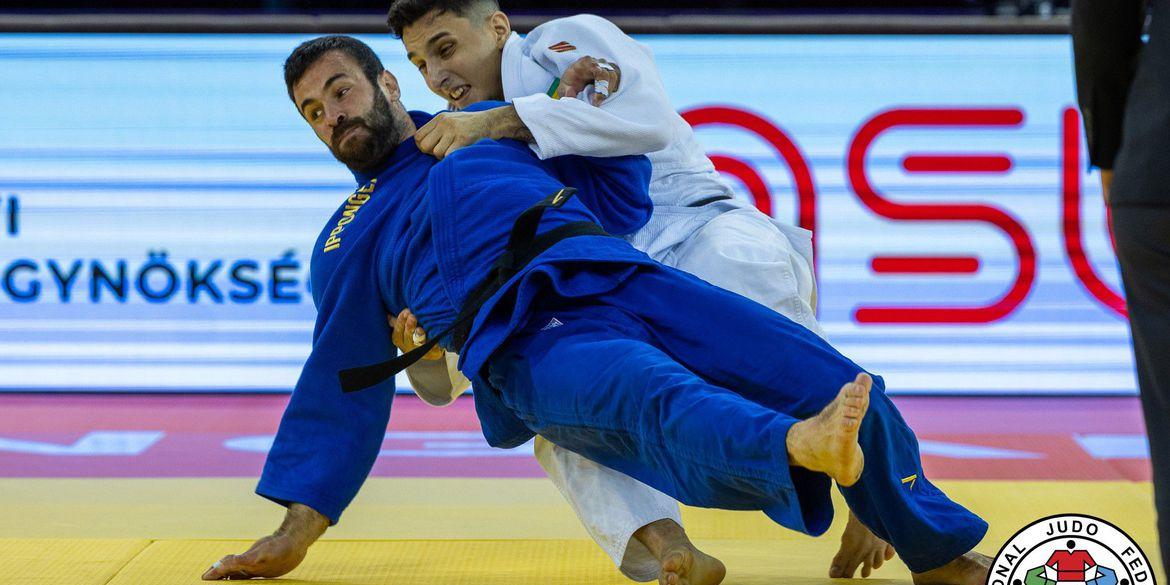 Brasileiro garante a prata na categoria até 81 quilos da competição (Gabriela Sabau /IJF)