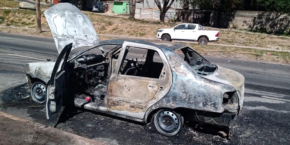 De acordo com os bombeiros, ocupantes conseguiram deixar o veículo (Divulgação / CBMMG)