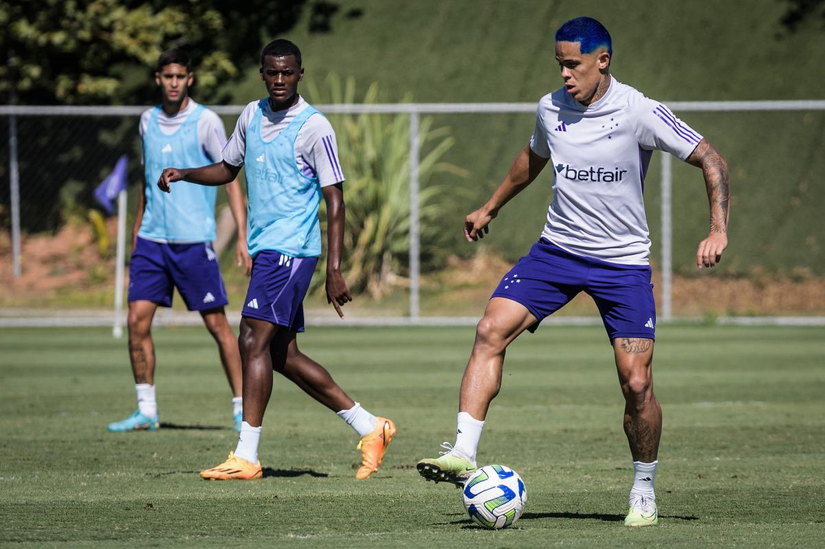 Cruzeirense Wallisson lança cabelo azul na Toca II (Gustavo Aleixo / Cruzeiro)