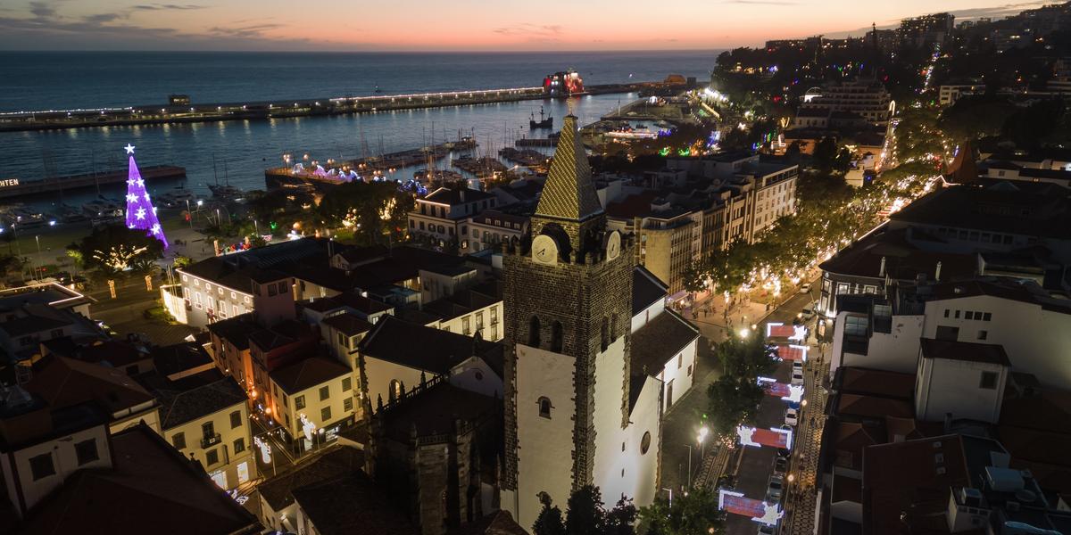 Funchal, capital da Ilha da Madeira, fica completamente iluminada, atraindo a atenção dos  visitantes com árvores coloridas e outras decorações natalinas (Francisco Correia)