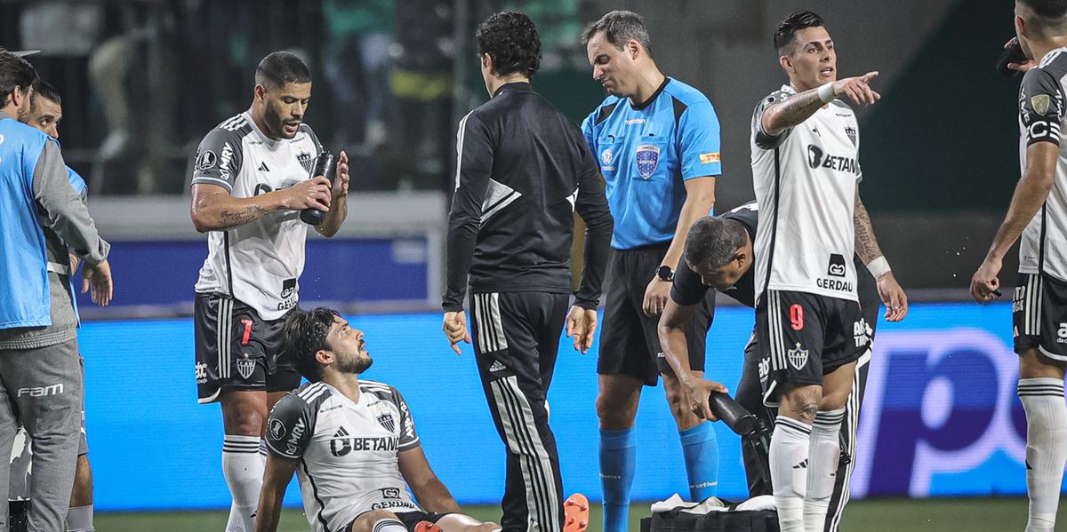 Momento da lesão do zagueiro Igor Rabello, no primeiro tempo da partida contra o Palmeiras (Pedro Souza / Atlético)