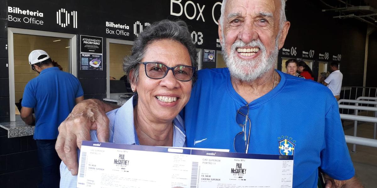 Mitze e Gilberto Oliveira exibem, orgulhosos, o ingresso para ver o ídolo de perto (Maurício Vieira / Hoje em Dia)