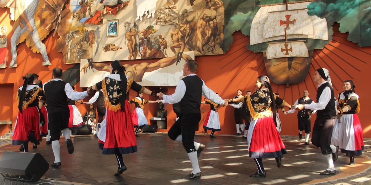 Entre as diversas atrações da festa, destaque para as apresentações de grupos de dança folclórica germânica (Oktober Curitiba / divulgação)