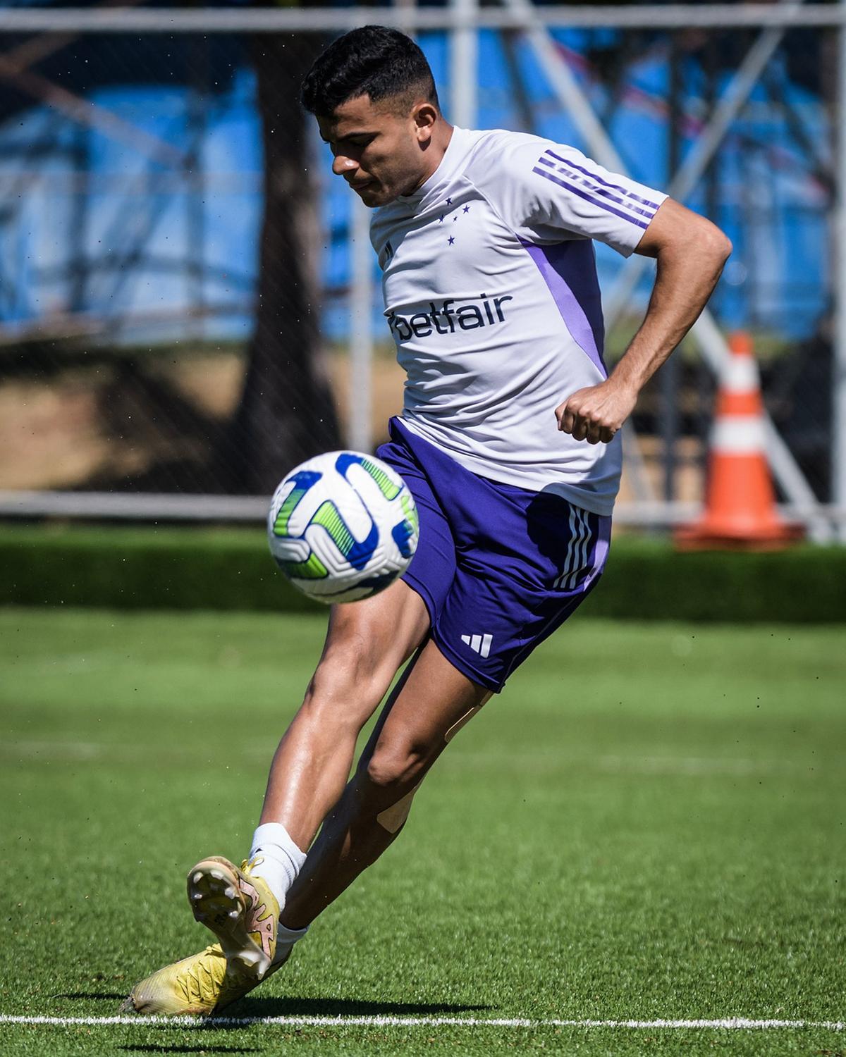 Bruno trabalha no sintético e reforça o time contra o Palmeiras (Gustavo Aleixo / Cruzeiro)