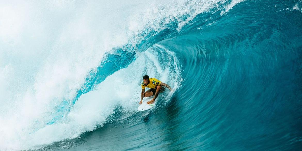 Brasileiro garante lugar na final da etapa que decide campeão mundial (Damien Poullenot / World Surf League)