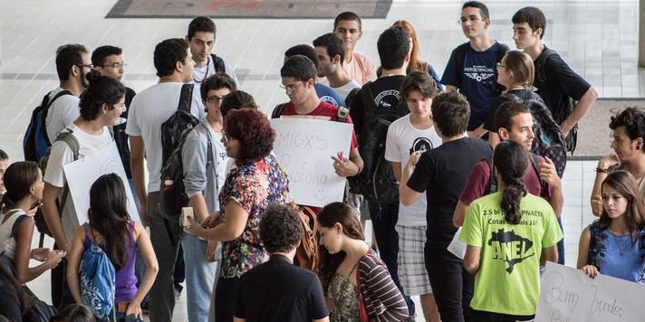 Veteranos acolhem colegas calouros em recepção anterior (Lucas Braga | UFMG)