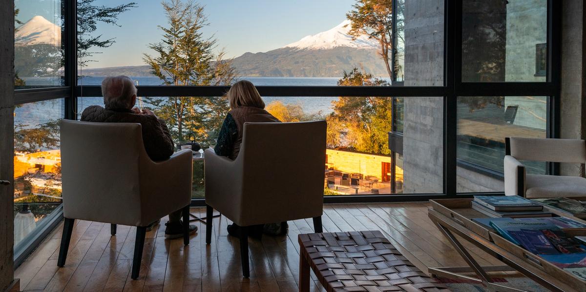 Construído às margens do lago Llanquihue, o AWA ostenta enormes janelas panorâmicas, com
vistas privilegiadas do vulcão Osorno e das exuberantes paisagens (AWA / divulgação)