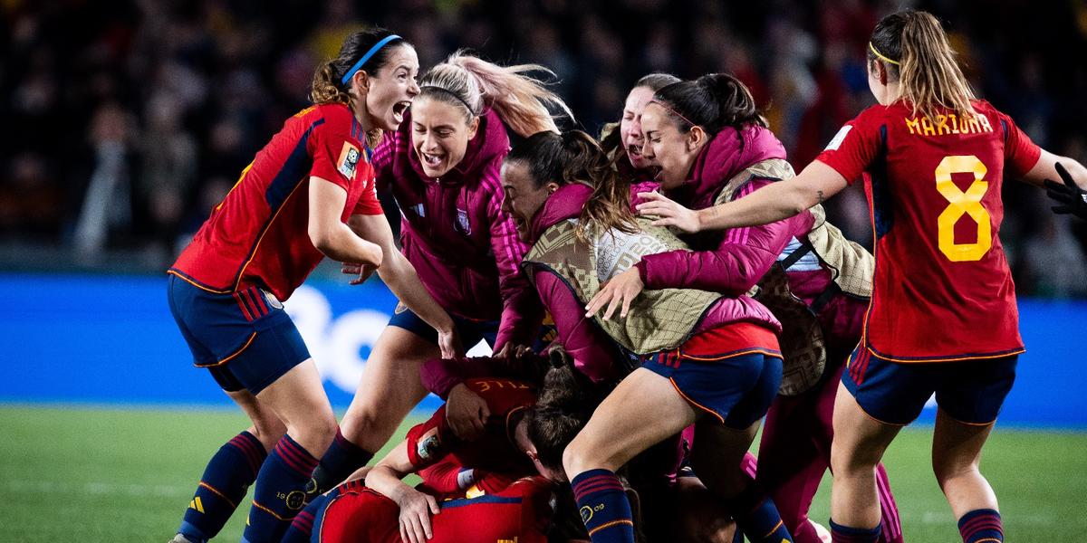 Fúria derrotou nórdicas por 2 a 1 com gols de Paralluelo e Carmona (Reprodução / Twitter Selección Española Femenina de Fútbol - @SEFutbolFem)