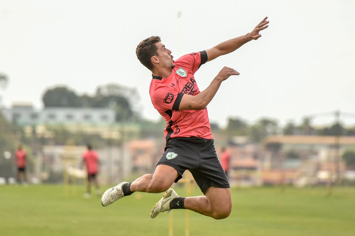 Destaque nas jogadas aéreas, Danilo Avelar deve reforçar o time no Rio de Janeiro (Mourão Panda / América)