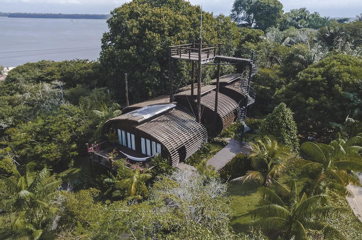 Localizado às margens do Rio Negro, o Mirante do Gavião oferece uma combinação de conforto e preservação ambiental (Mirante do Gavião / divulgação)