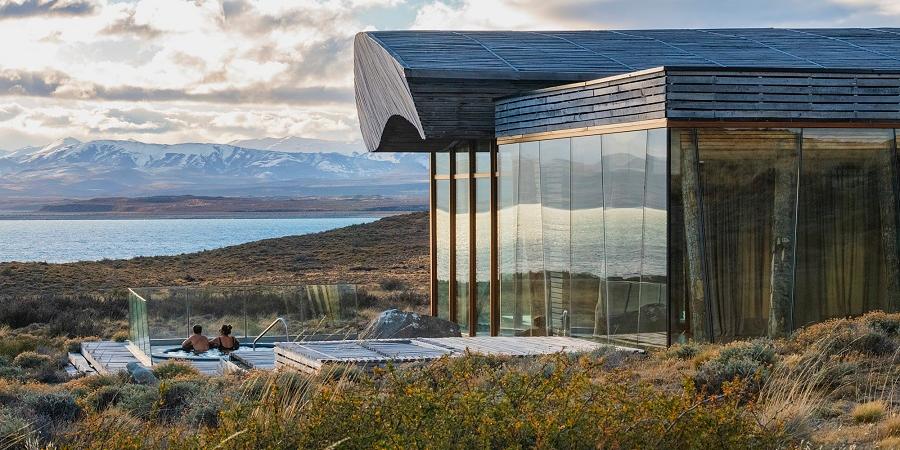 Com um visual totalmente integrado aos cenários selvagens da região, o hotel propõe que os viajantes deixem as telas de lado – não há televisões nos quartos (Tierra Patagônia / divulgação)