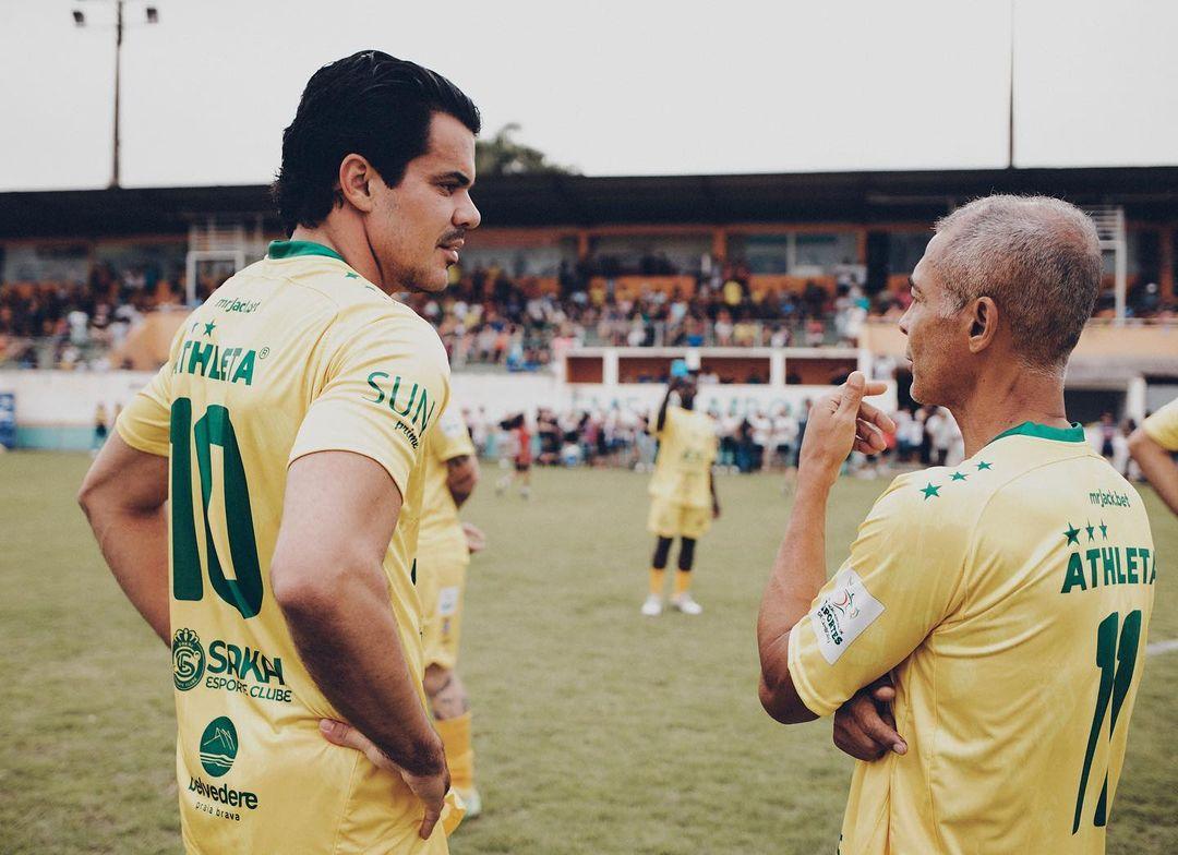 Antônio ao lado de Romário em uma partida amistosa (Reprodução / Instagram Antonio Neto Ais)