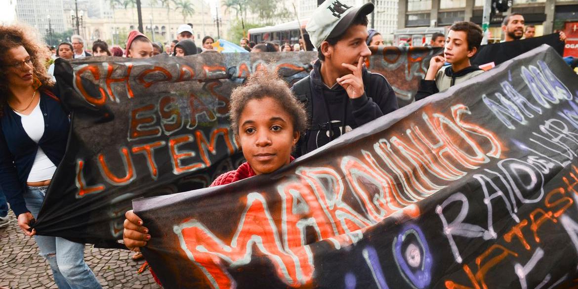 São Paulo - Ato ao não silenciamento de vidas e mortes de crianças, adolescentes e jovens adultos em situação de rua  no Vale do Anhangabaú (Rovena Rosa/Agência Brasil)