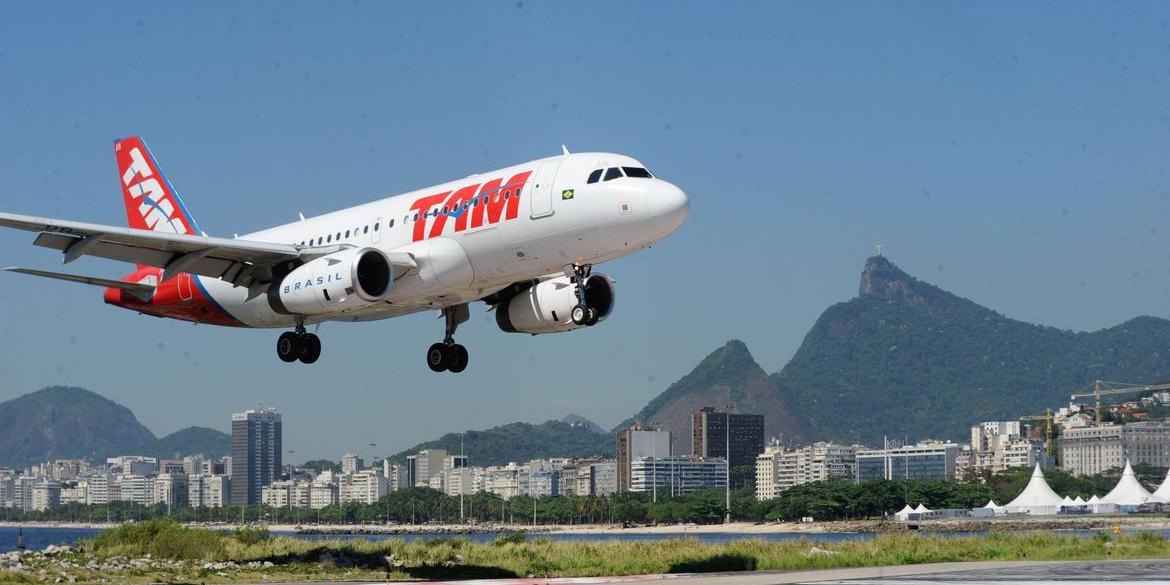 Rio de Janeiro - Pouso e decolagem no aeroporto Santos Dumont (Arquivo/Tânia Rego/Agência Brasil)